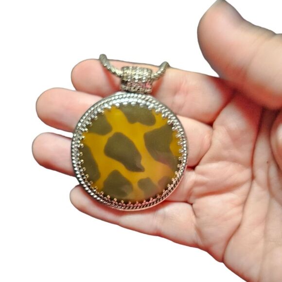 Vintage Tortoise Shell Aura Pendant Necklace - Picture 4 of 12